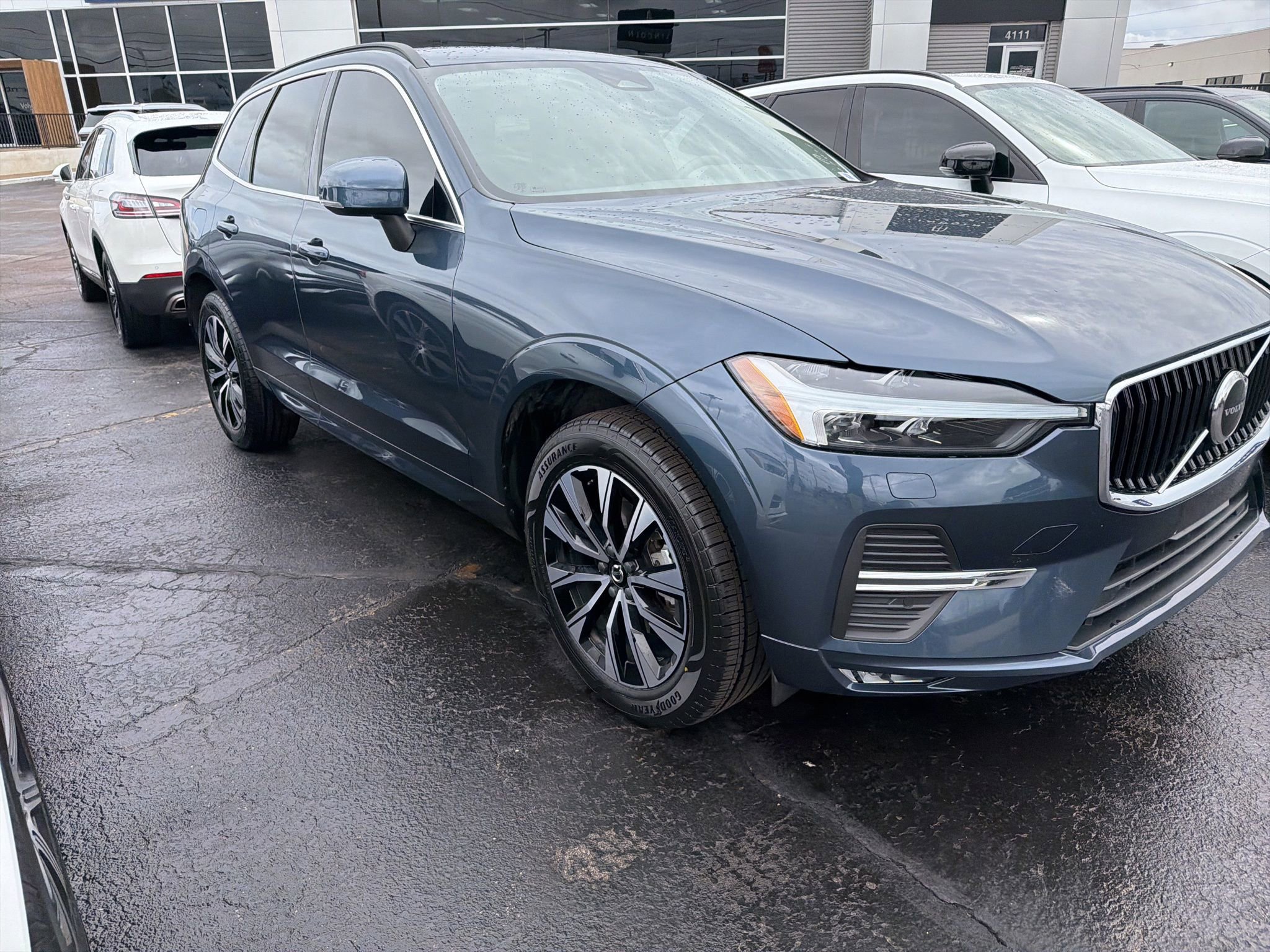 Used 2023 Volvo XC60 B5 Core w/ Climate Package image 3