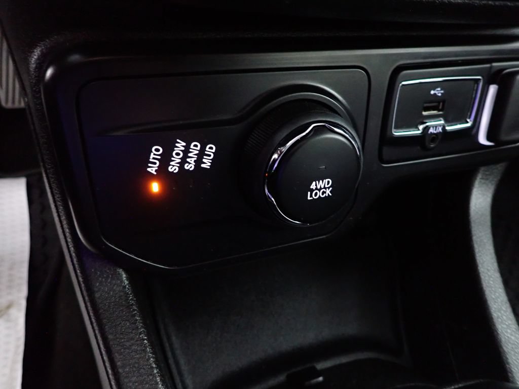 Used 2023 Jeep Renegade Latitude AWD/4WD image 9