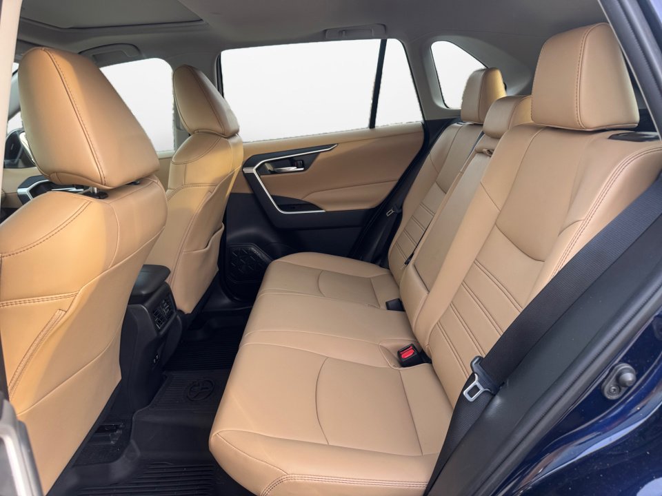 Used 2021 Toyota RAV4 XLE Premium image 16