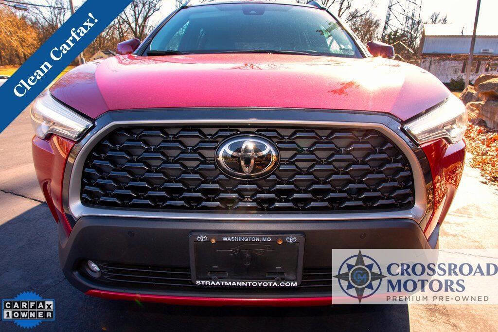 Used 2022 Toyota Corolla Cross XLE w/ Convenience Package image 9