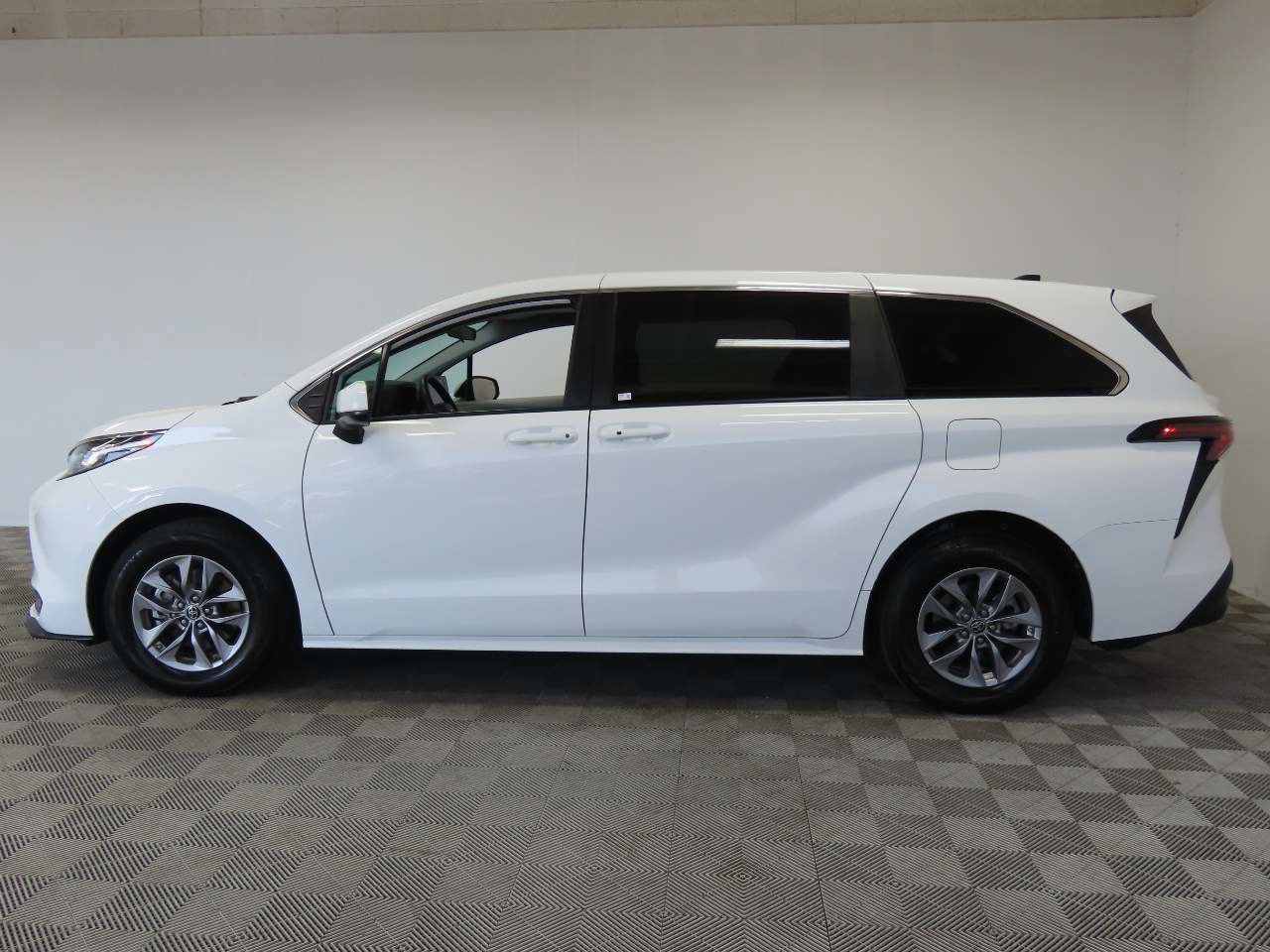Used 2023 Toyota Sienna LE FWD image 5