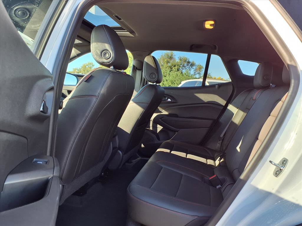 Used 2025 Chevrolet Trax RS w/ Sunroof Package image 24