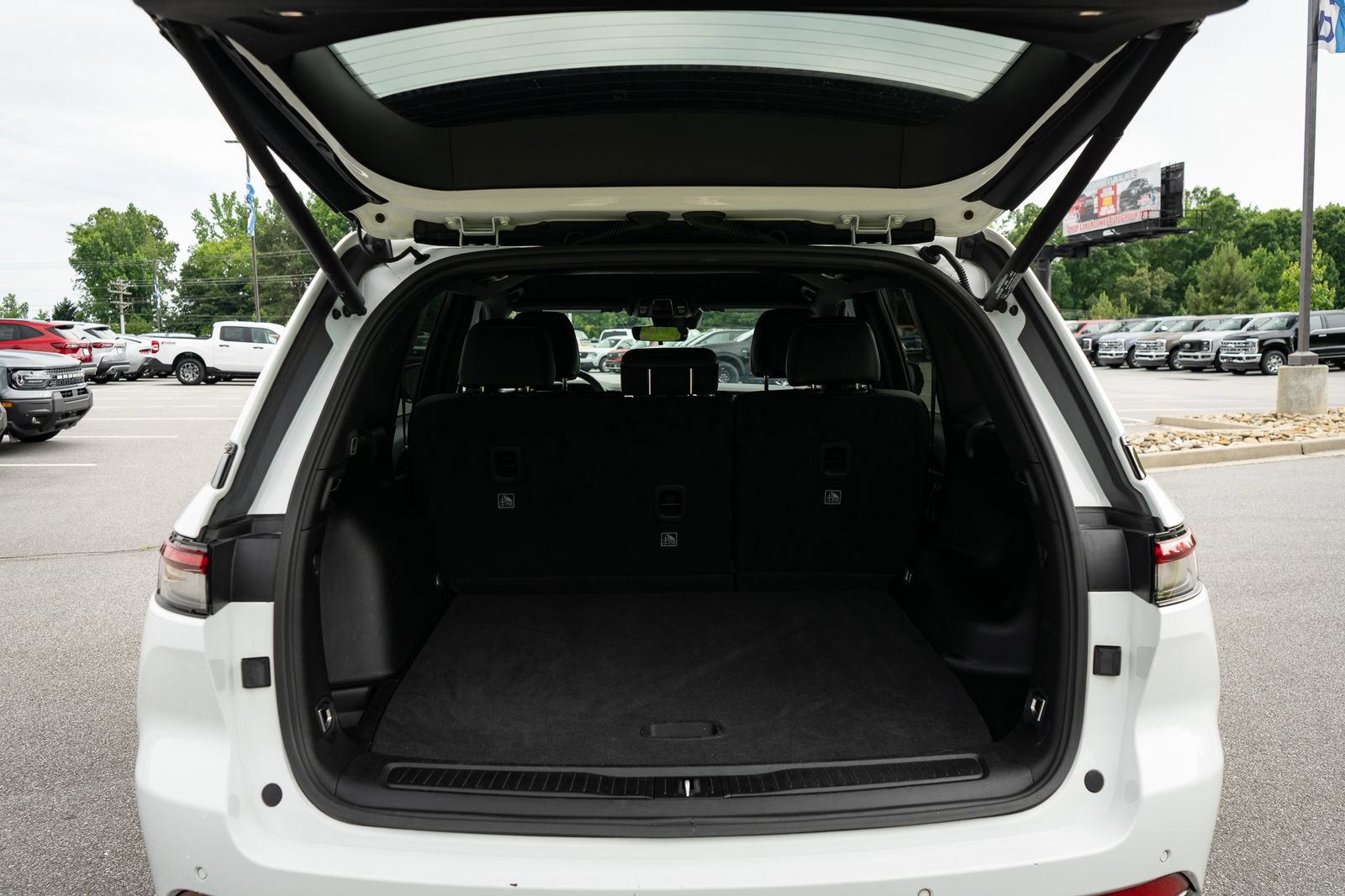 Used 2025 Jeep Grand Cherokee Altitude AWD/4WD image 9