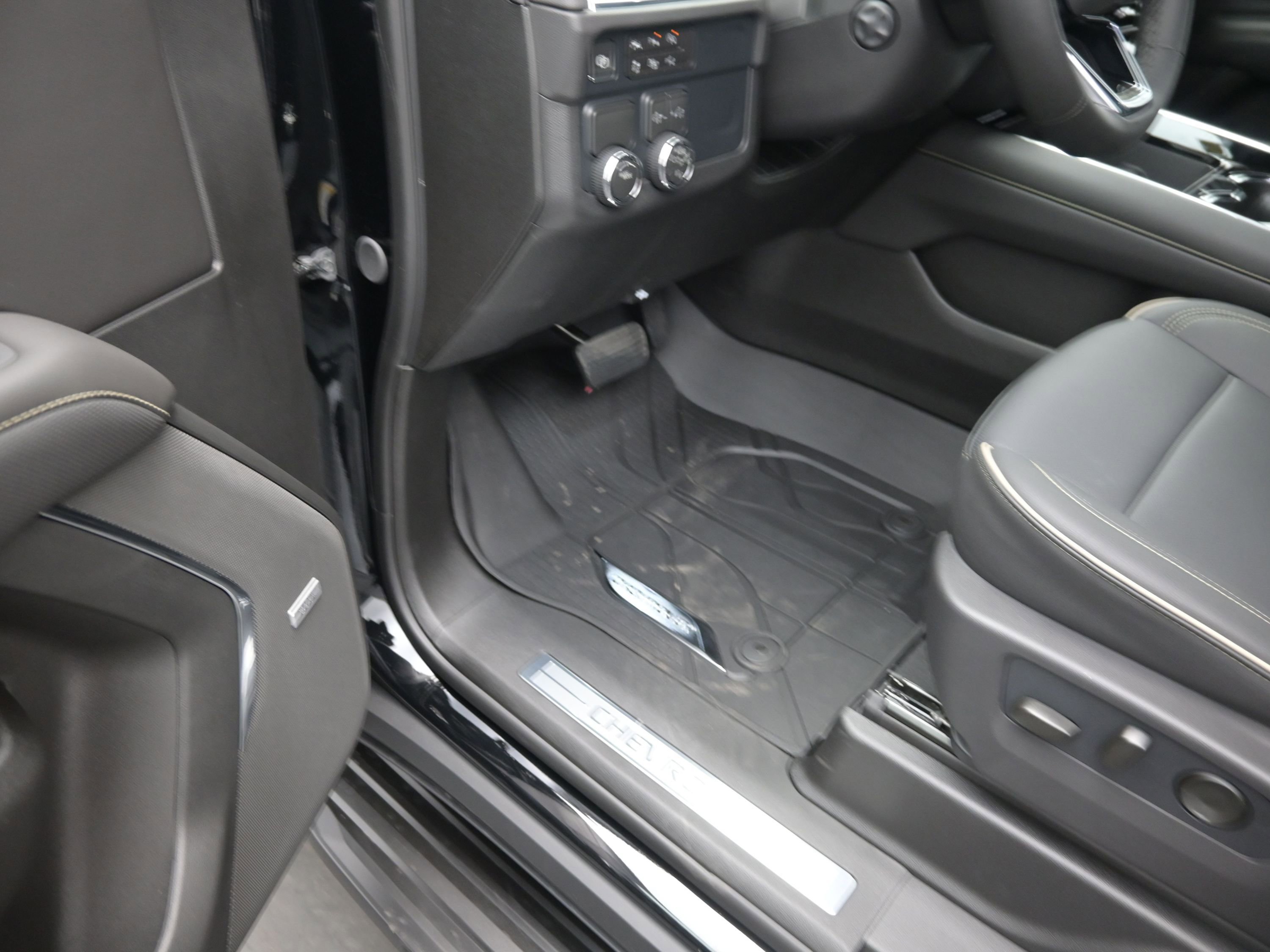 New 2026 Chevrolet Suburban Premier RWD image 16