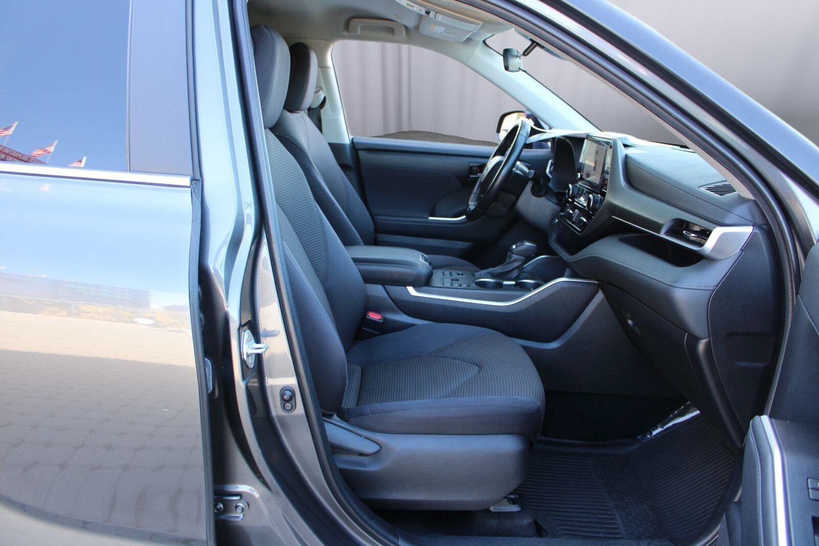 Used 2023 Toyota Highlander LE AWD/4WD image 39