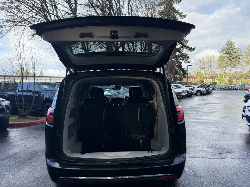 Used 2023 Chrysler Pacifica Touring-L image 22