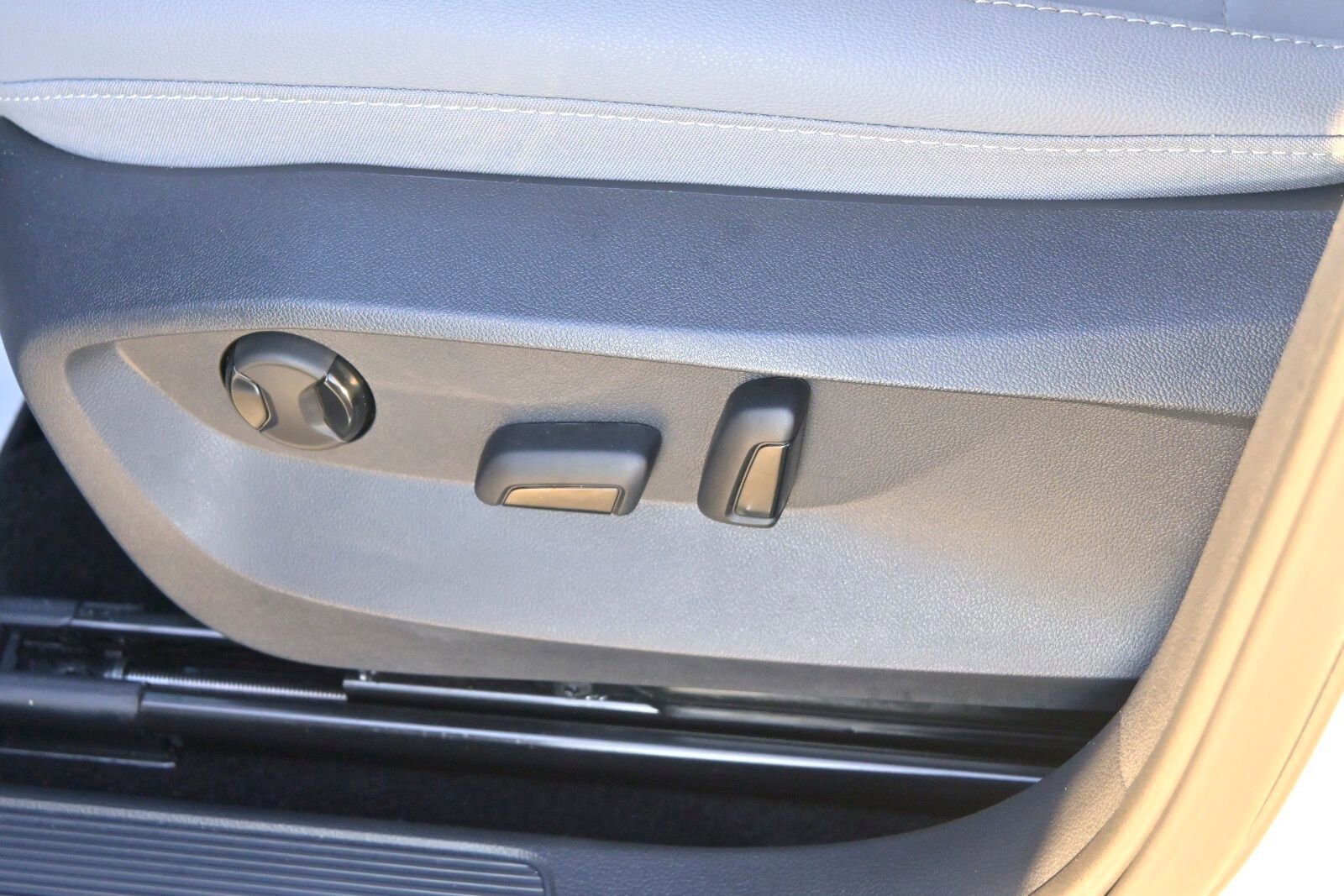 Used 2024 Volkswagen Taos SE w/ Panoramic Sunroof Package image 17