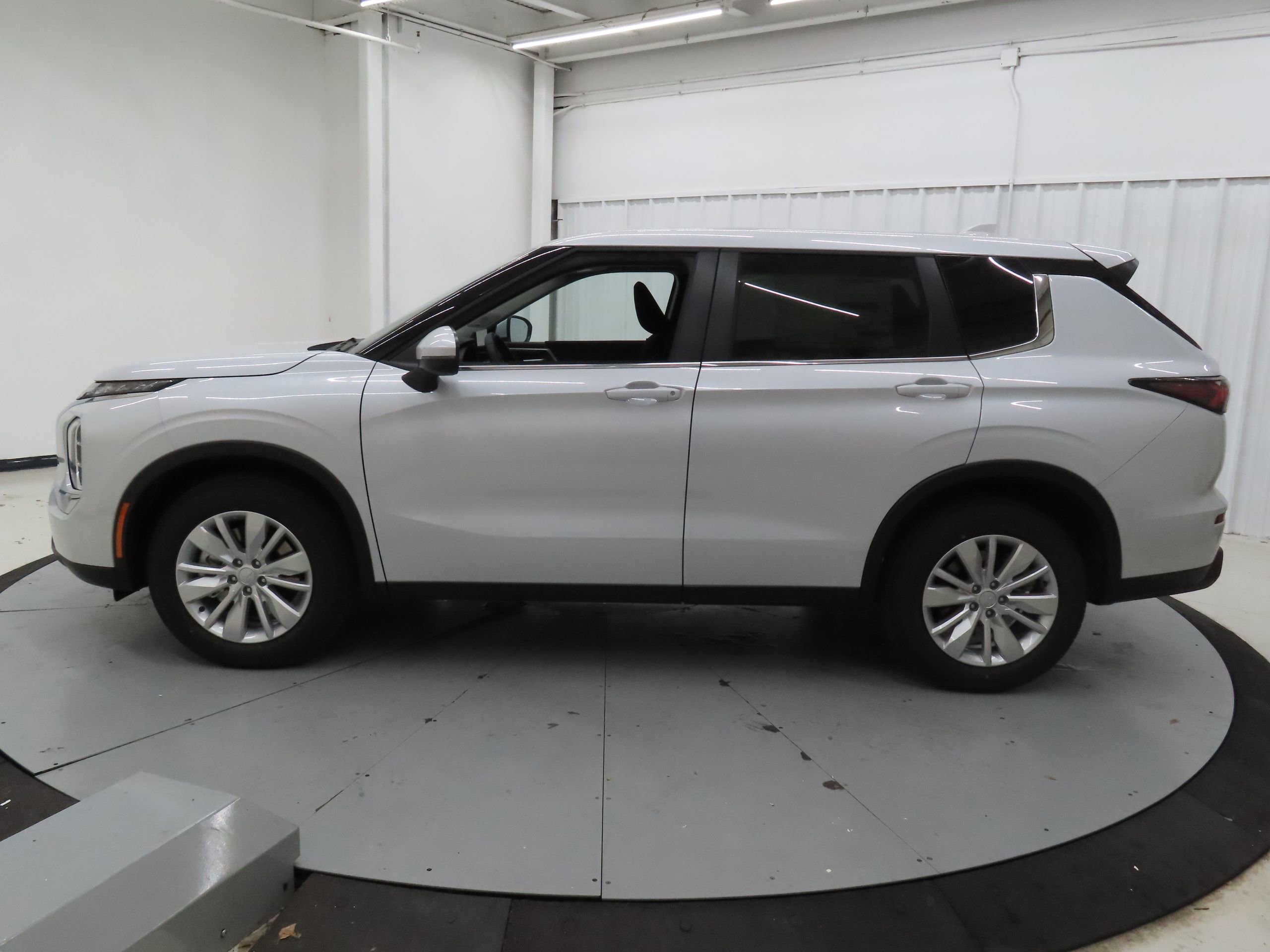 New 2026 Mitsubishi Outlander ES image 3