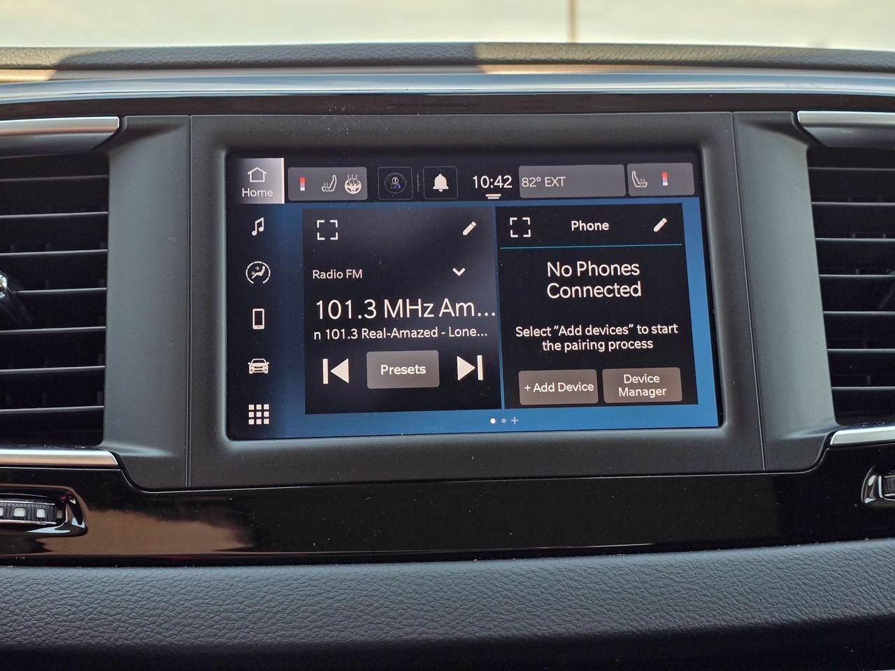 Used 2023 Chrysler Voyager LX FWD image 16