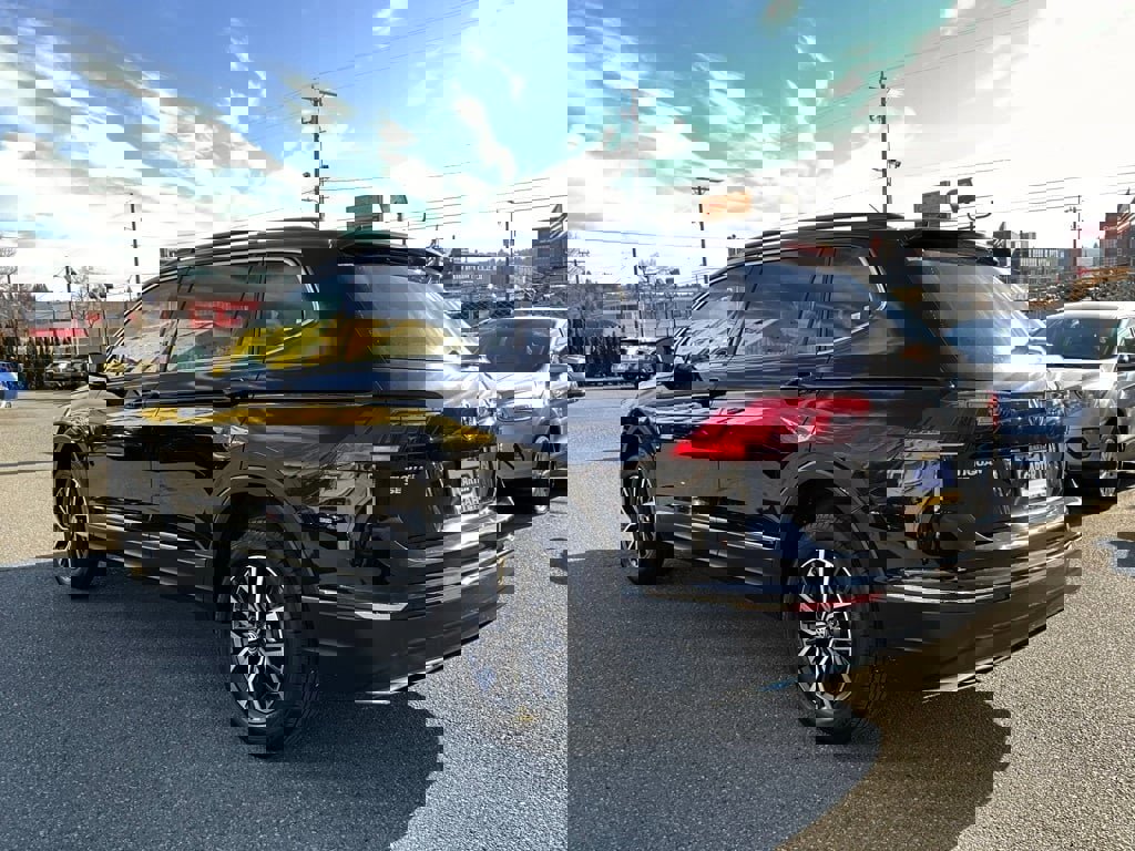 Used 2020 Volkswagen Tiguan SE w/ Panoramic Sunroof Package image 6