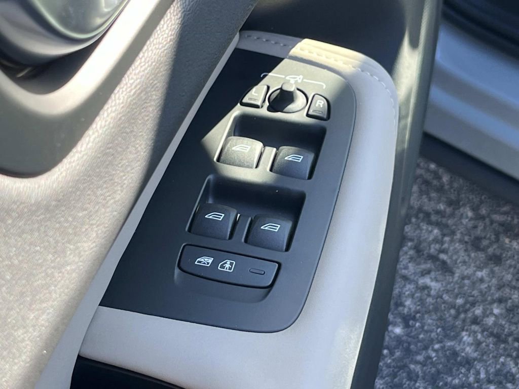 New 2026 Volvo XC60 B5 Core w/ Climate Package image 20
