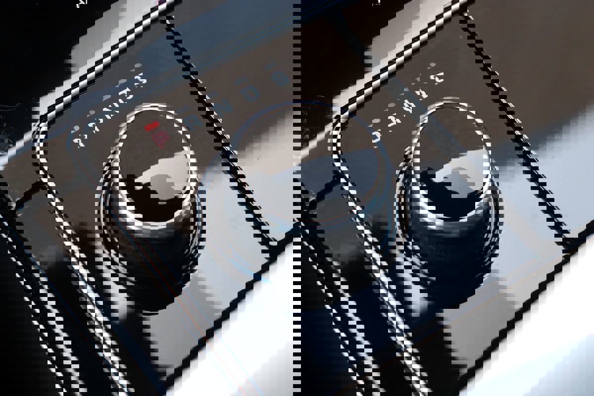 Used 2018 Land Rover Range Rover Velar R-Dynamic SE image 32