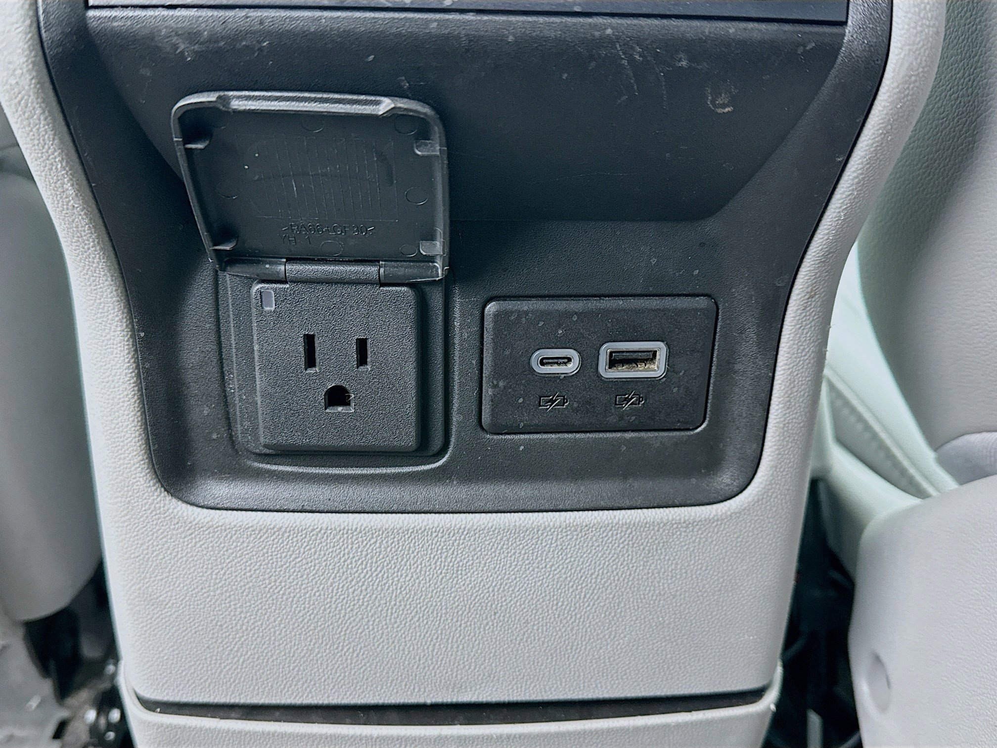 Used 2023 GMC Acadia SLT image 16