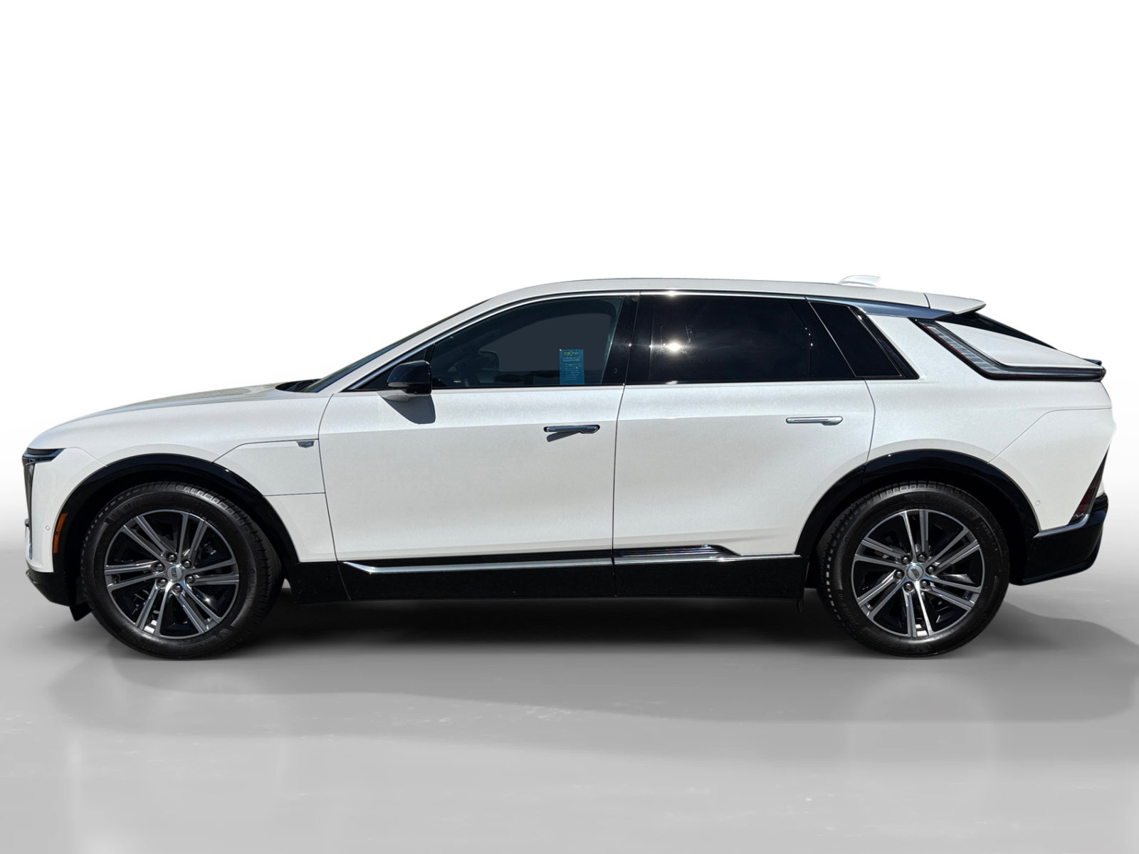 Used 2024 Cadillac Lyriq Luxury image 2