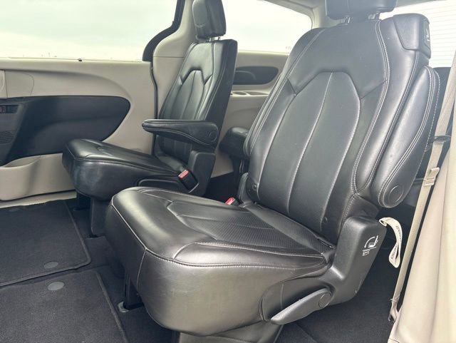 Used 2023 Chrysler Pacifica Touring-L FWD image 9