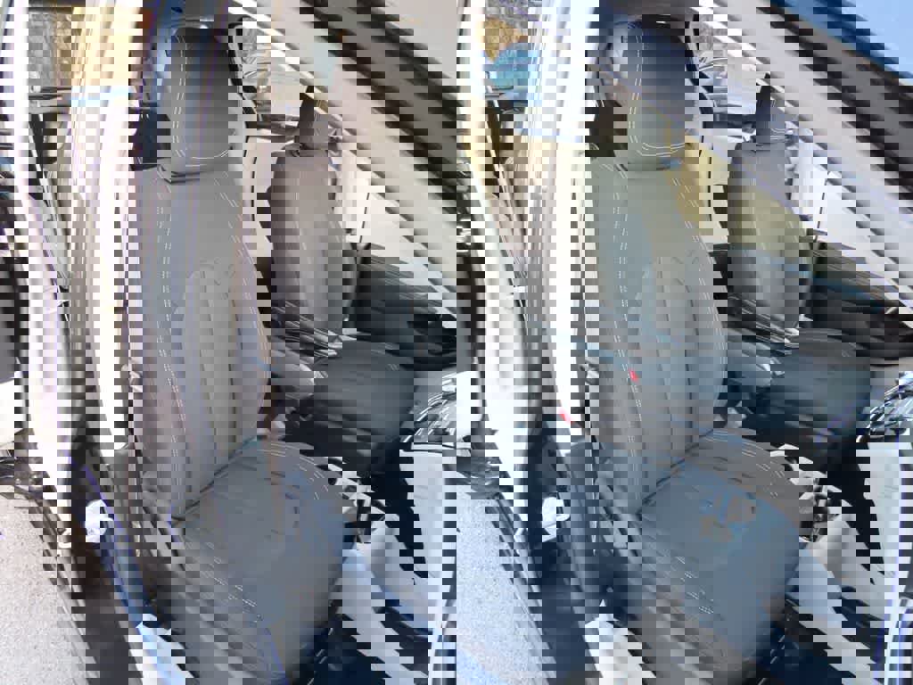 Used 2023 Chrysler Voyager LX image 17