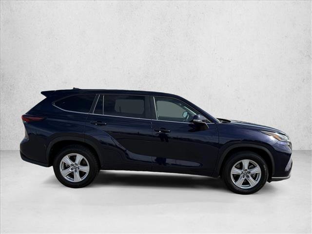Used 2025 Toyota Highlander LE video 4