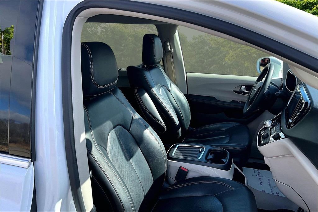 Used 2022 Chrysler Pacifica Touring-L w/ Uconnect Theater Family Group image 7