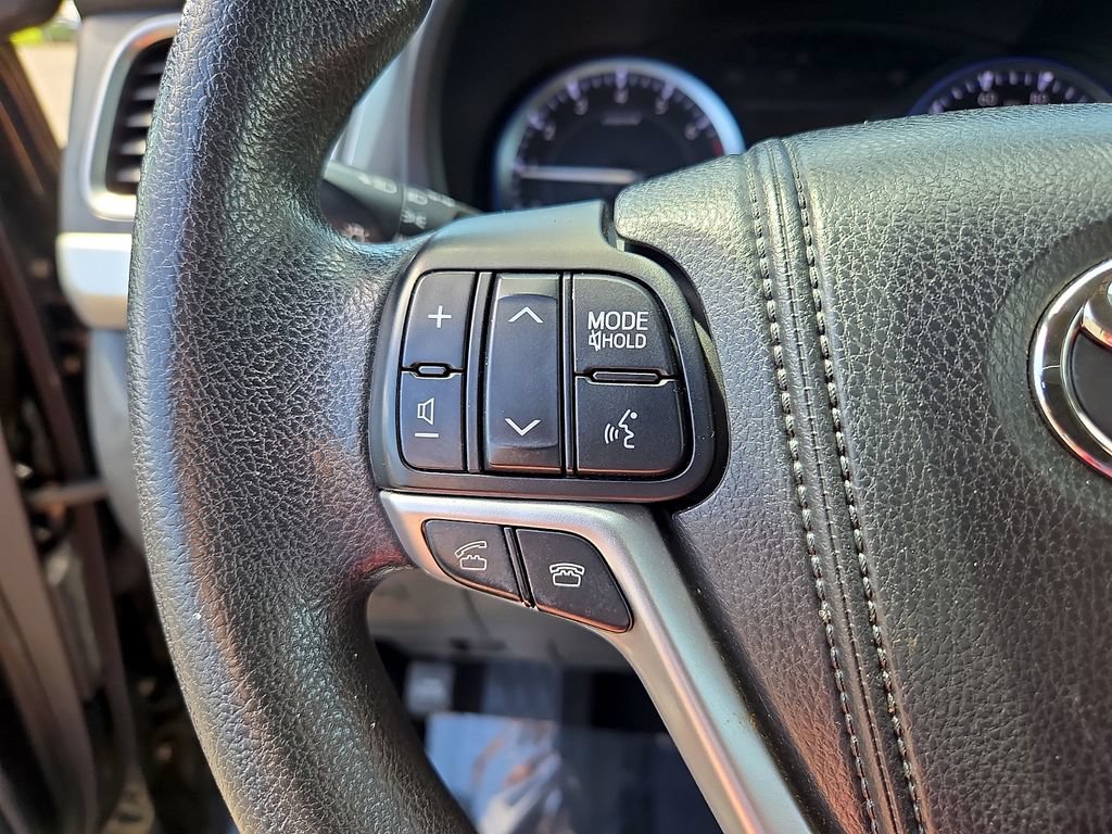 Used 2014 Toyota Highlander LE AWD/4WD image 22