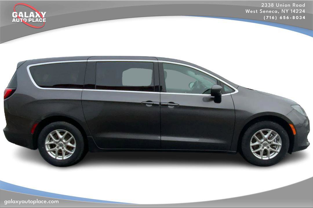 Used 2023 Chrysler Voyager LX image 4