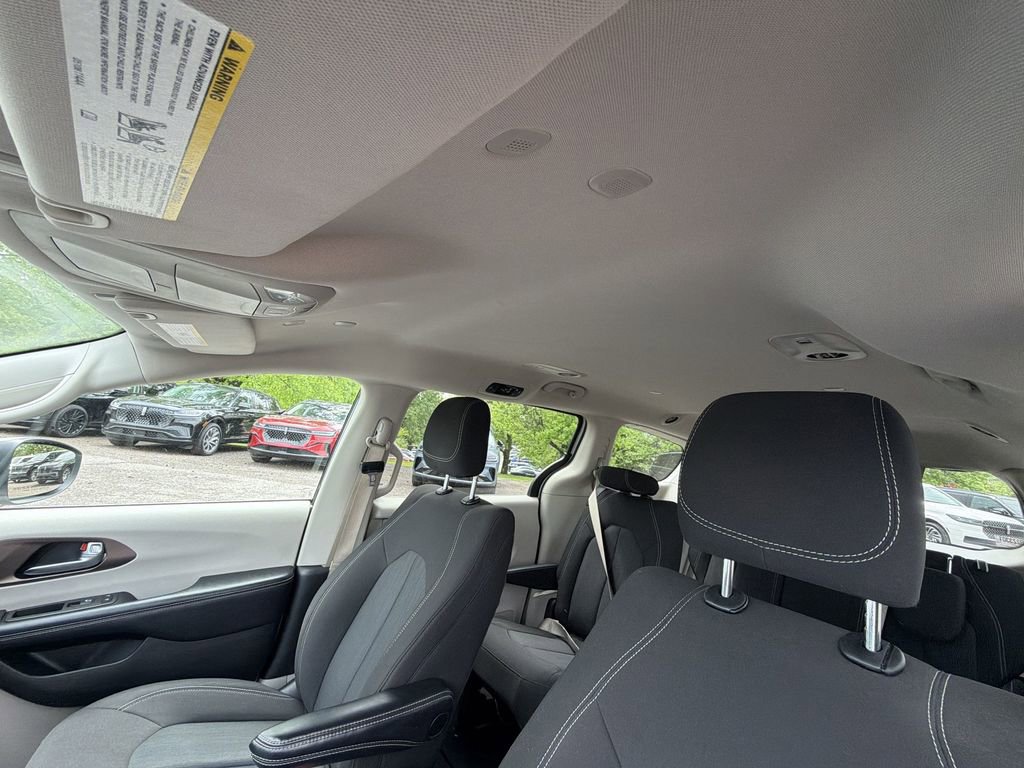 Used 2022 Chrysler Voyager LX FWD image 21