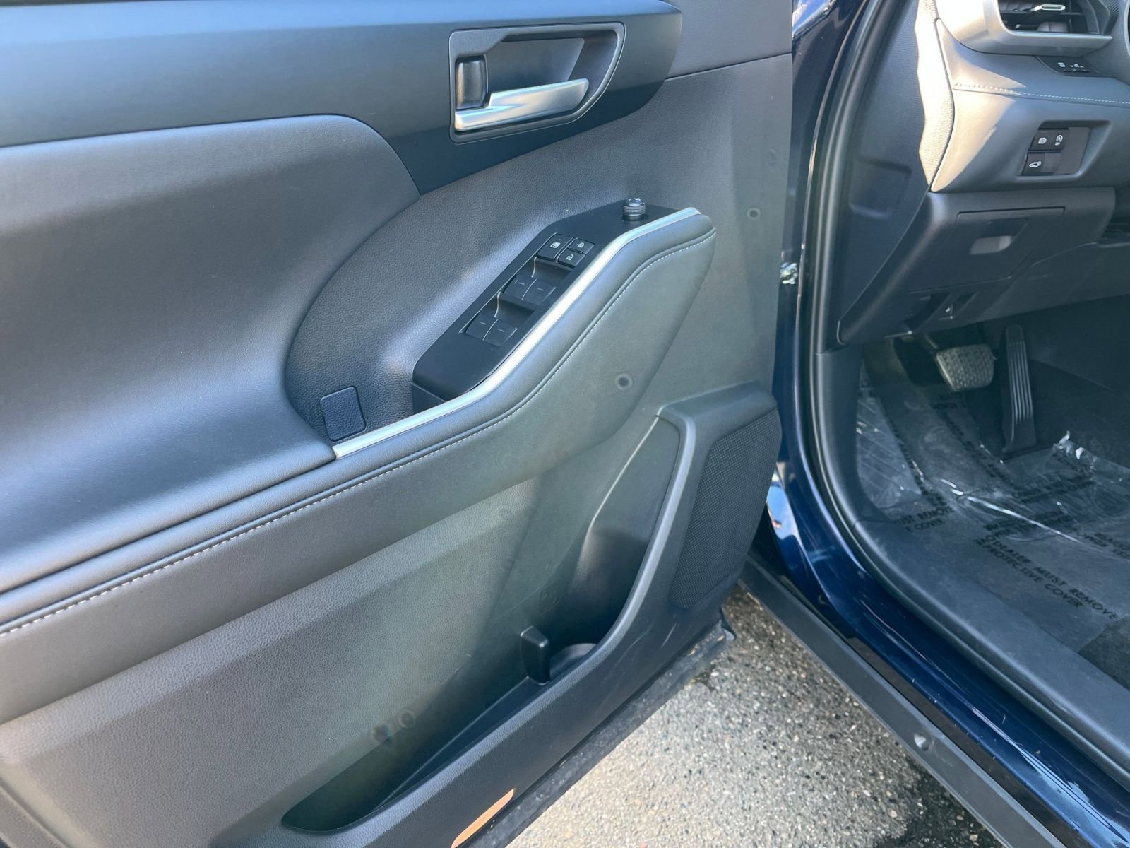 Used 2025 Toyota Highlander XSE image 18