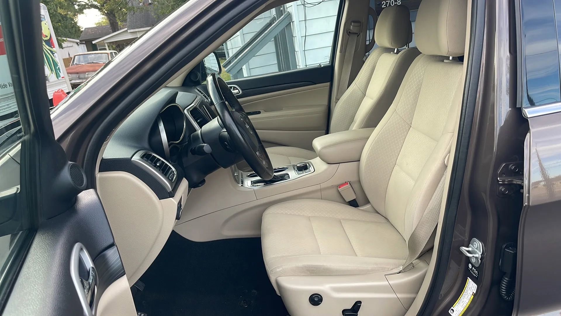 Used 2021 Jeep Grand Cherokee Laredo image 6