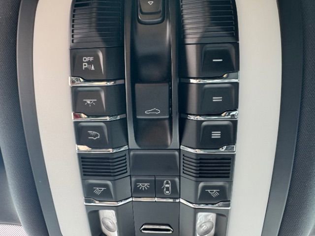 Used 2024 Porsche Macan Turbo image 40