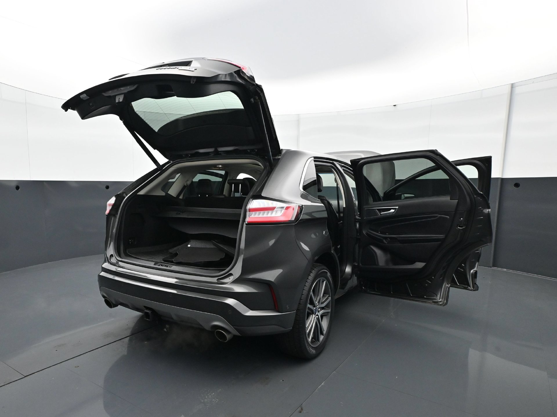 Used 2019 Ford Edge Titanium w/ Equipment Group 301A AWD/4WD image 32