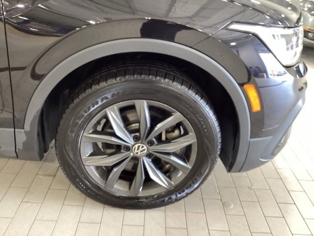 Certified 2022 Volkswagen Tiguan SE w/ Panoramic Sunroof Package AWD/4WD image 19