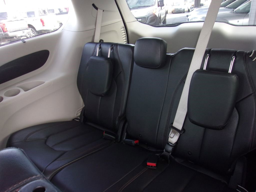 Used 2020 Chrysler Pacifica Touring-L image 7