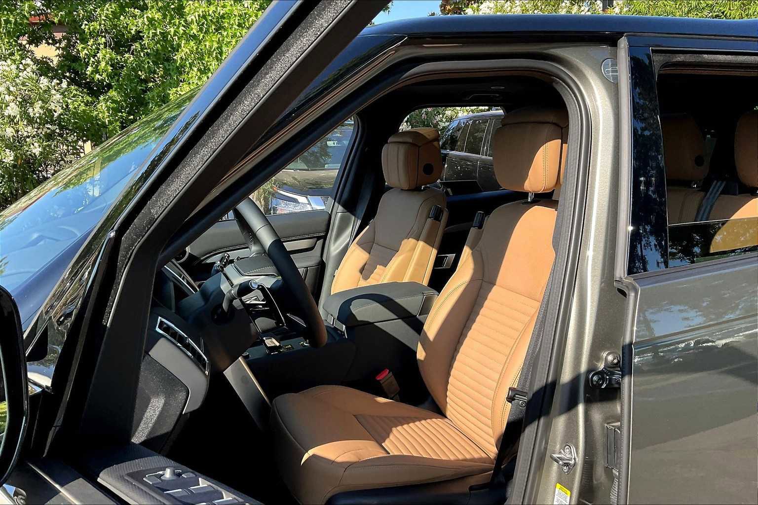 New 2025 Land Rover Discovery Dynamic SE image 11