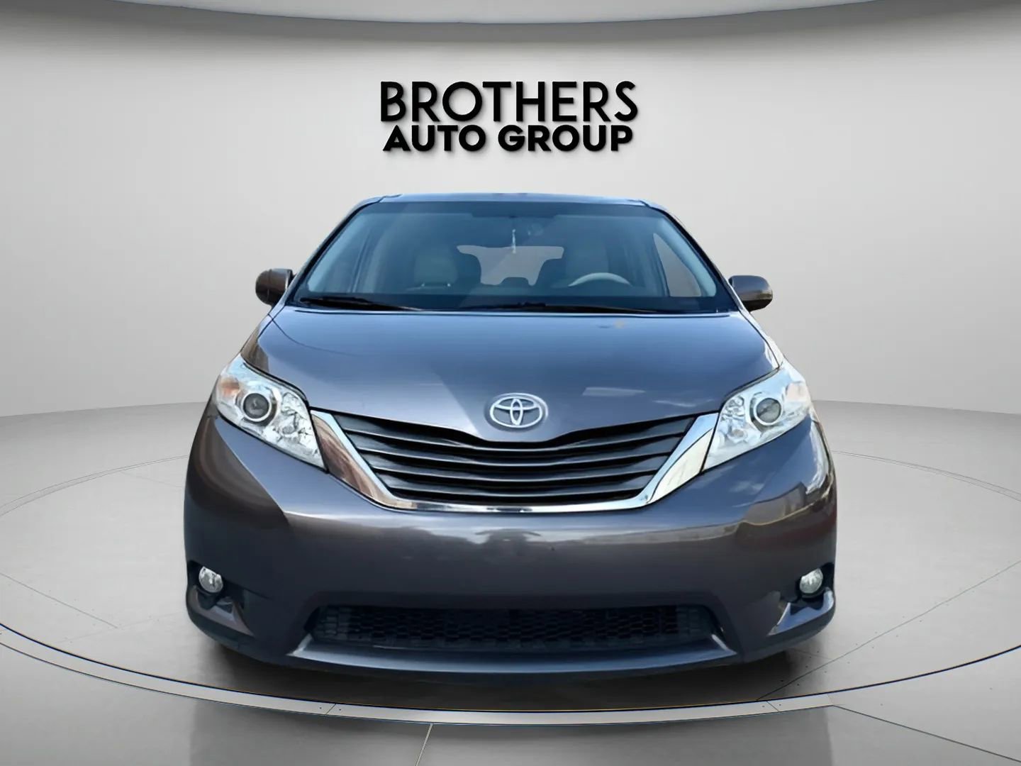Used 2014 Toyota Sienna XLE image 4