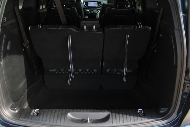 Used 2025 Chrysler Pacifica Limited FWD image 35