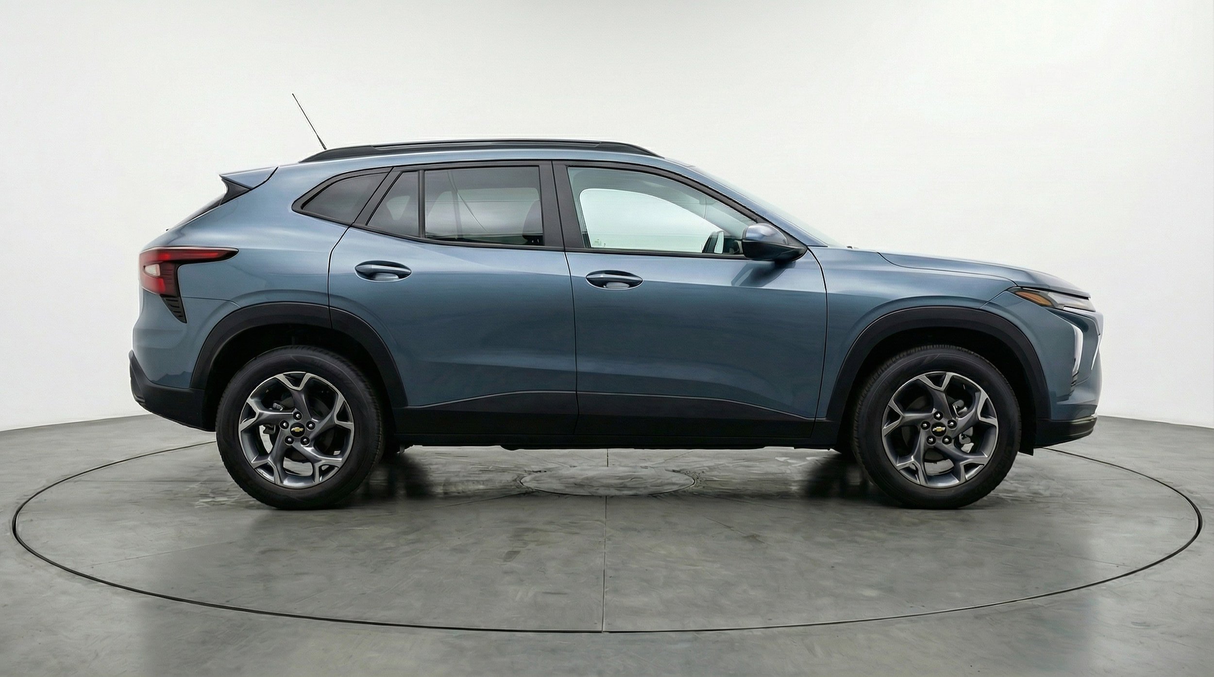 Used 2025 Chevrolet Trax LT w/ LT Convenience Package FWD image 8