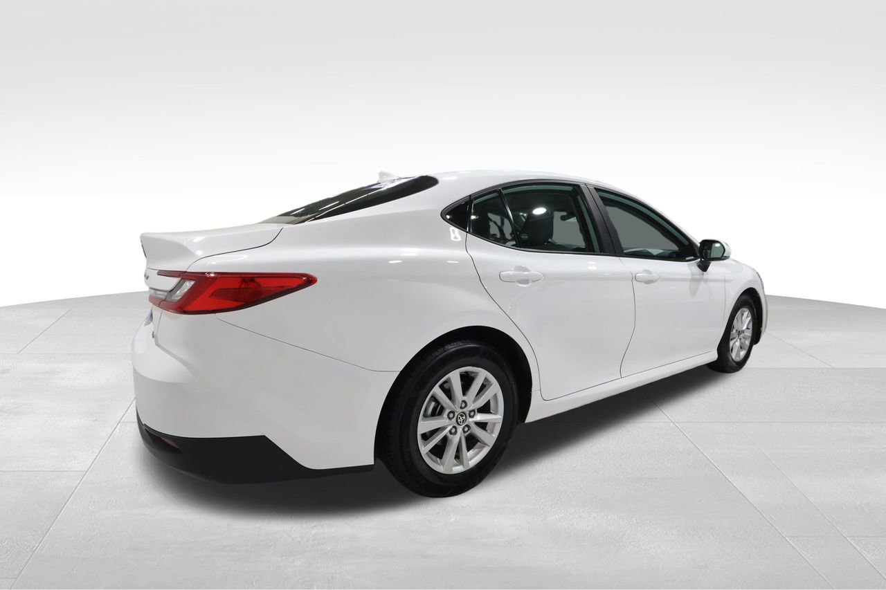 Used 2025 Toyota Camry LE image 4