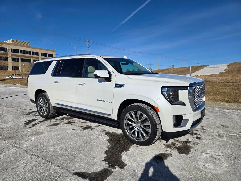 Used 2022 GMC Yukon XL Denali w/ Denali Premium Package image 1
