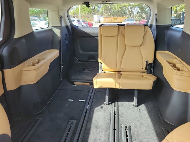 Used 2024 Kia Carnival LX image 5