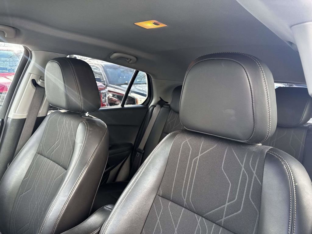 Used 2021 Chevrolet Trax LT w/ LT Convenience Package image 18