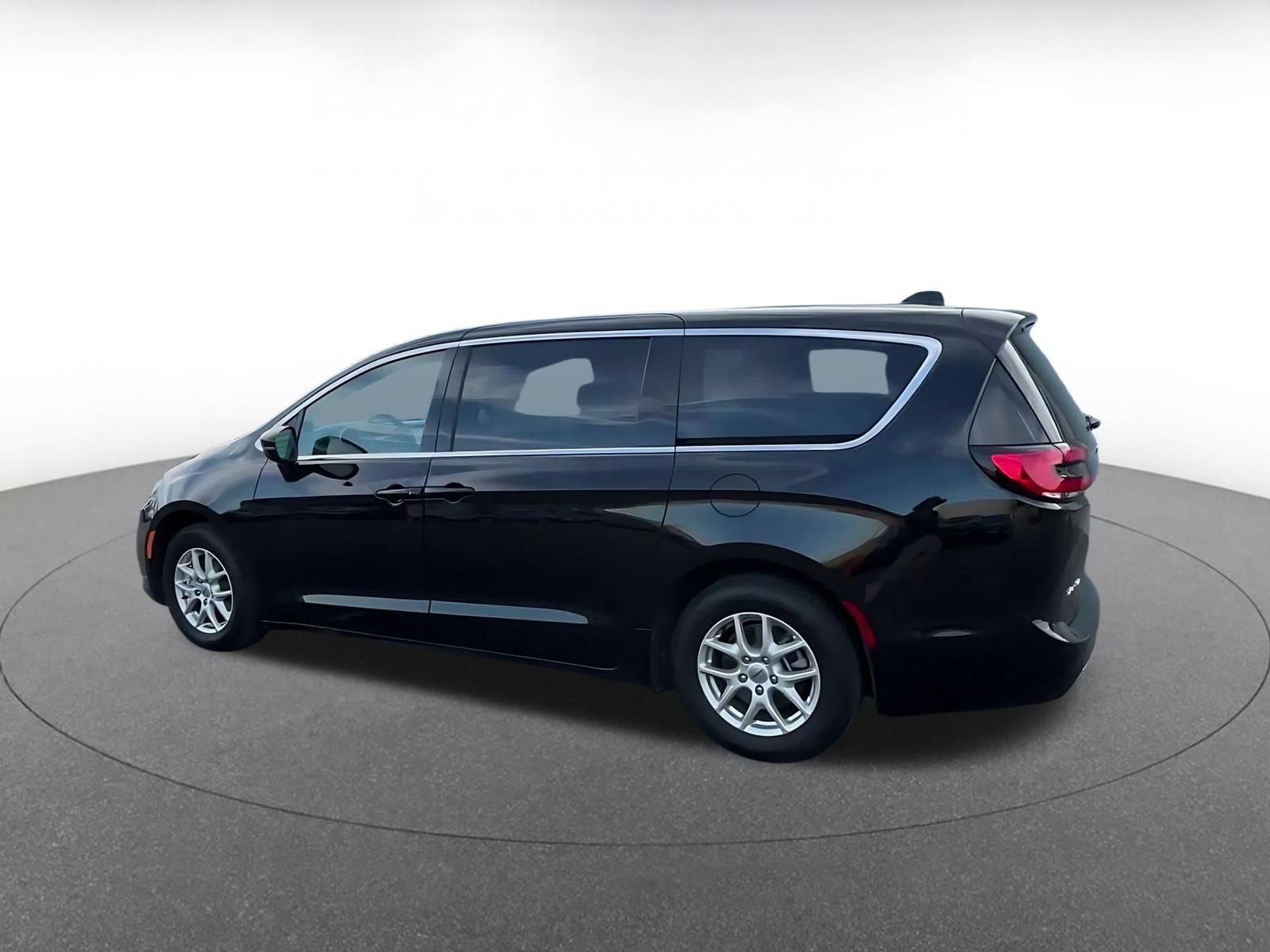 Used 2025 Chrysler Pacifica Select FWD image 9