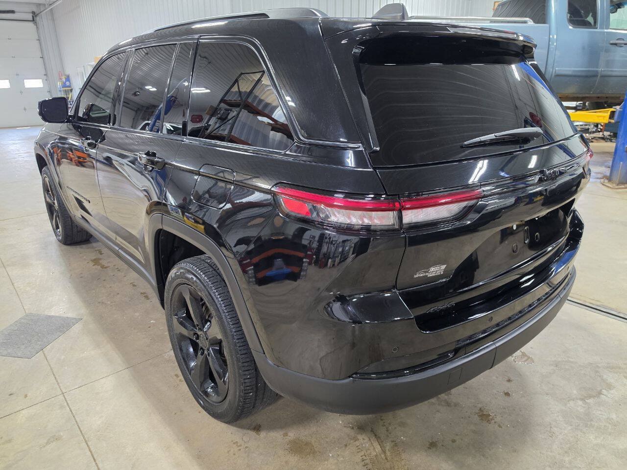 Used 2023 Jeep Grand Cherokee Altitude AWD/4WD image 6