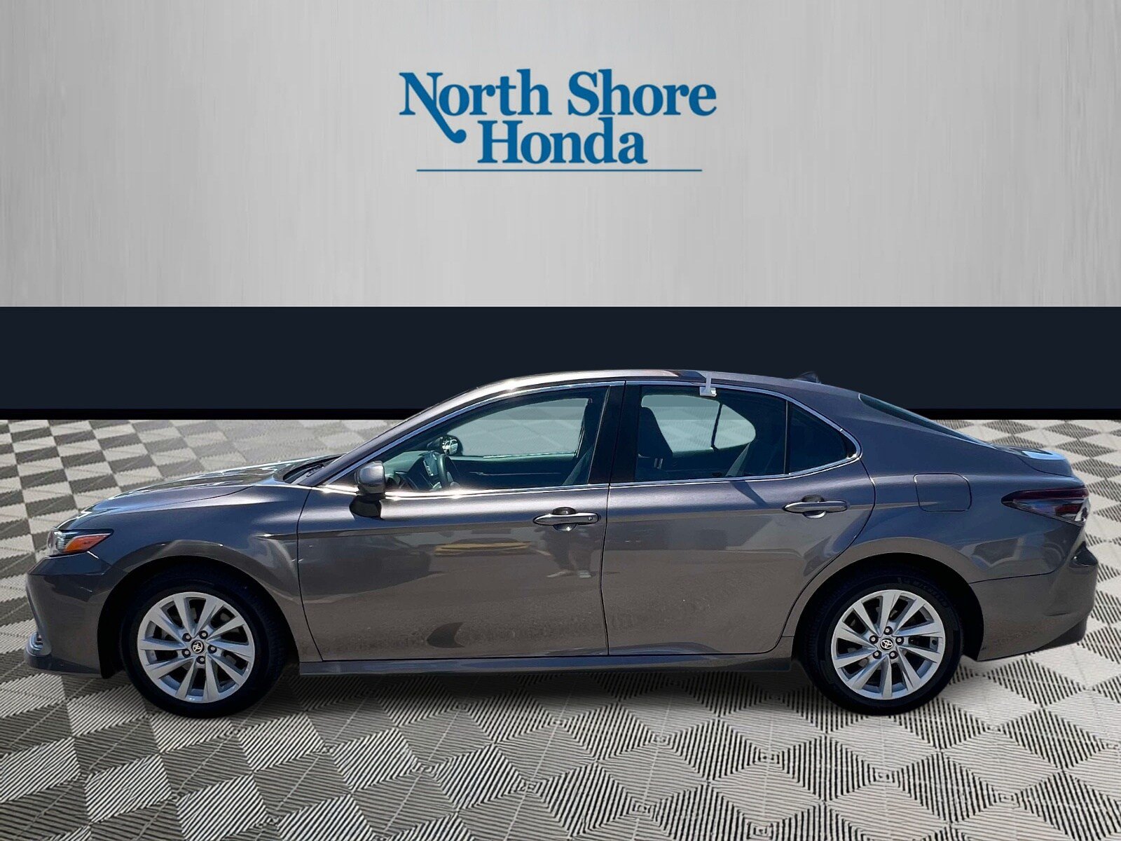 Used 2022 Toyota Camry LE AWD/4WD image 5