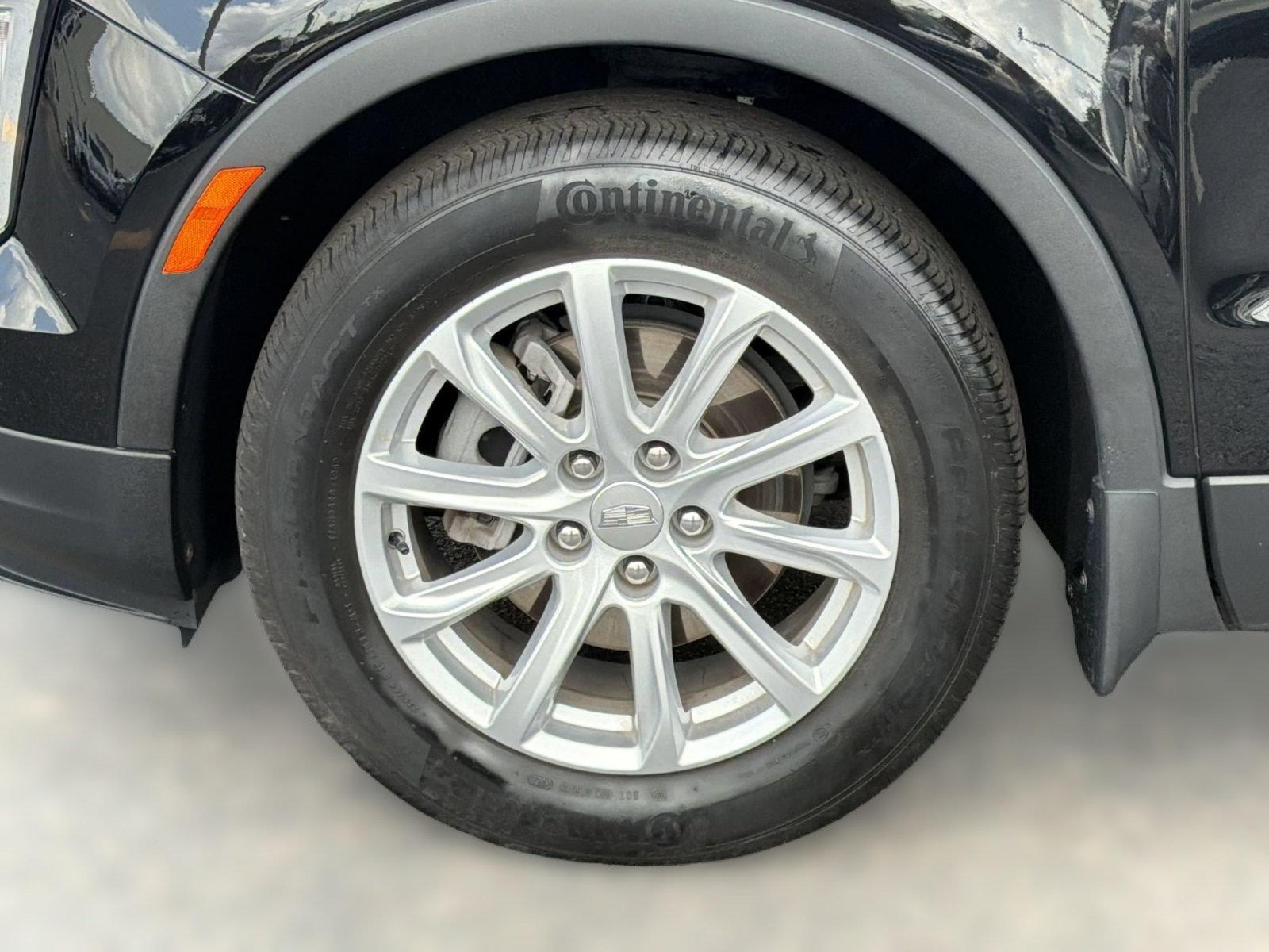 Used 2023 Cadillac XT4 Luxury w/ Cold Weather Package FWD image 10