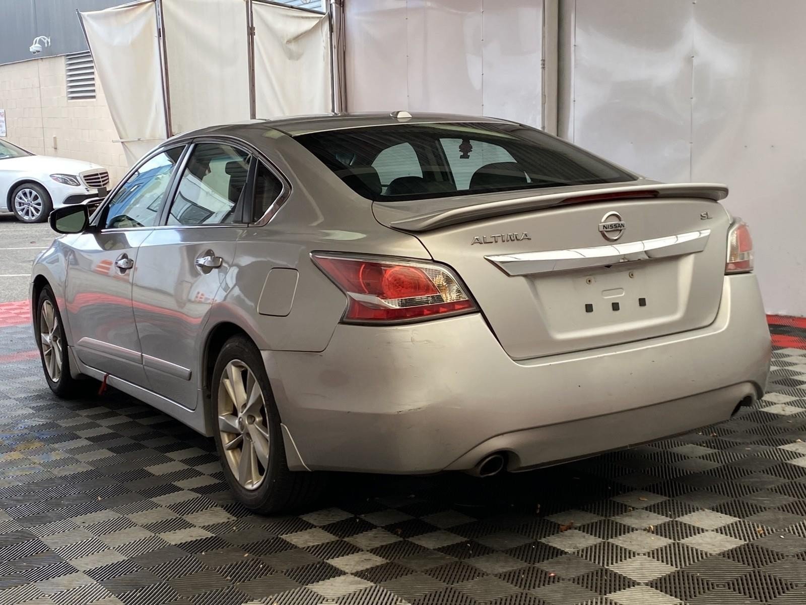 Used 2015 Nissan Altima 2.5 SL w/ Technology Package FWD image 4