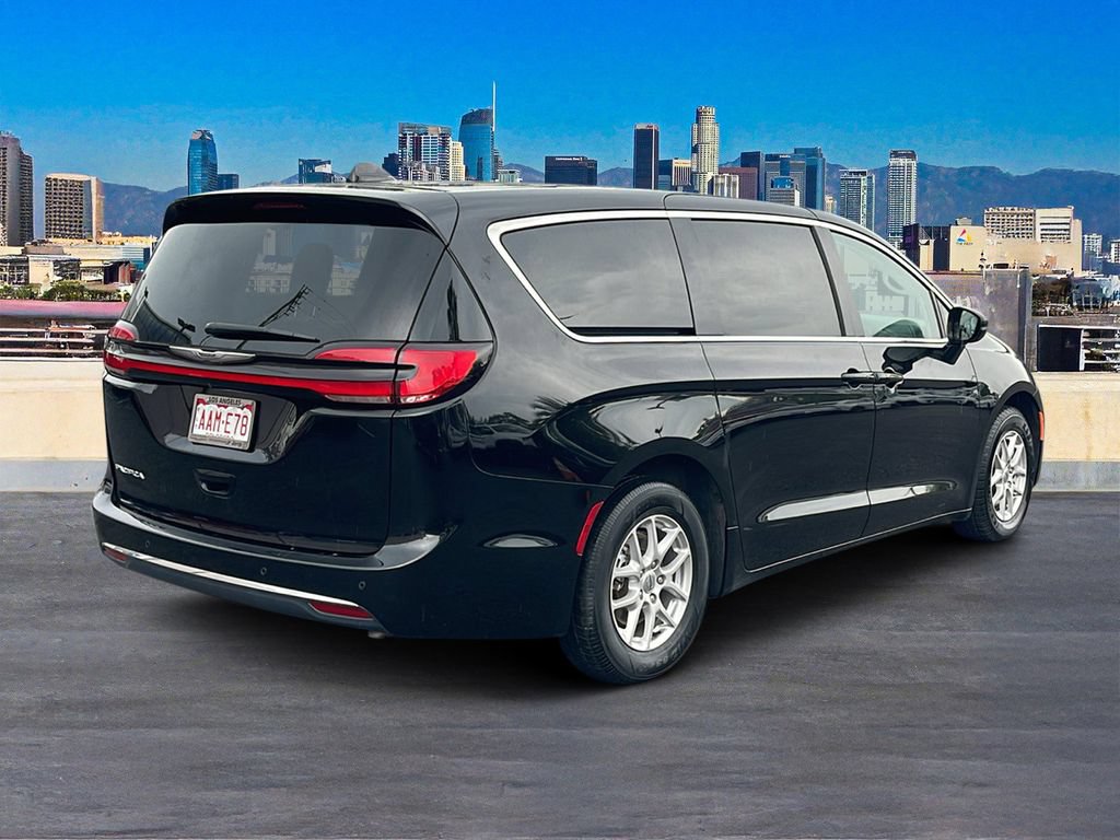 Used 2024 Chrysler Pacifica Touring-L FWD image 4
