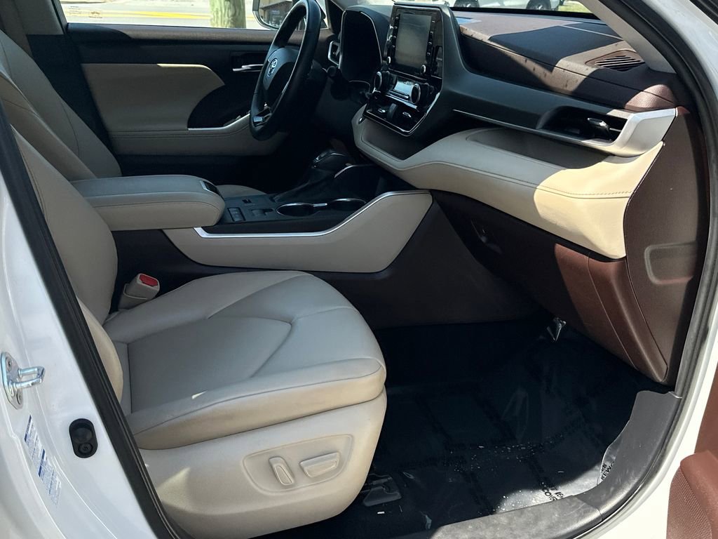 Certified 2020 Toyota Highlander XLE image 8