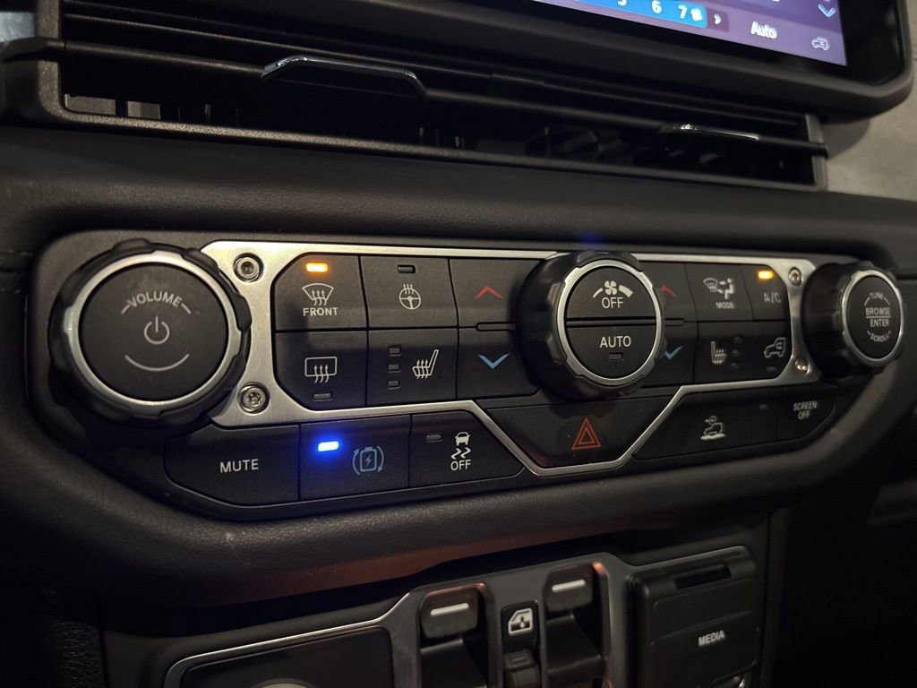 Used 2025 Jeep Wrangler Unlimited Sahara image 29