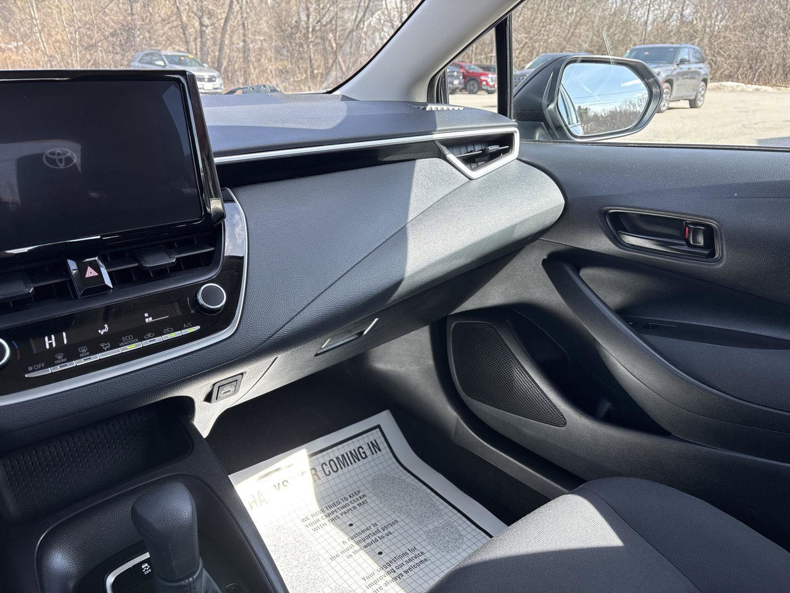 Used 2025 Toyota Corolla LE image 31