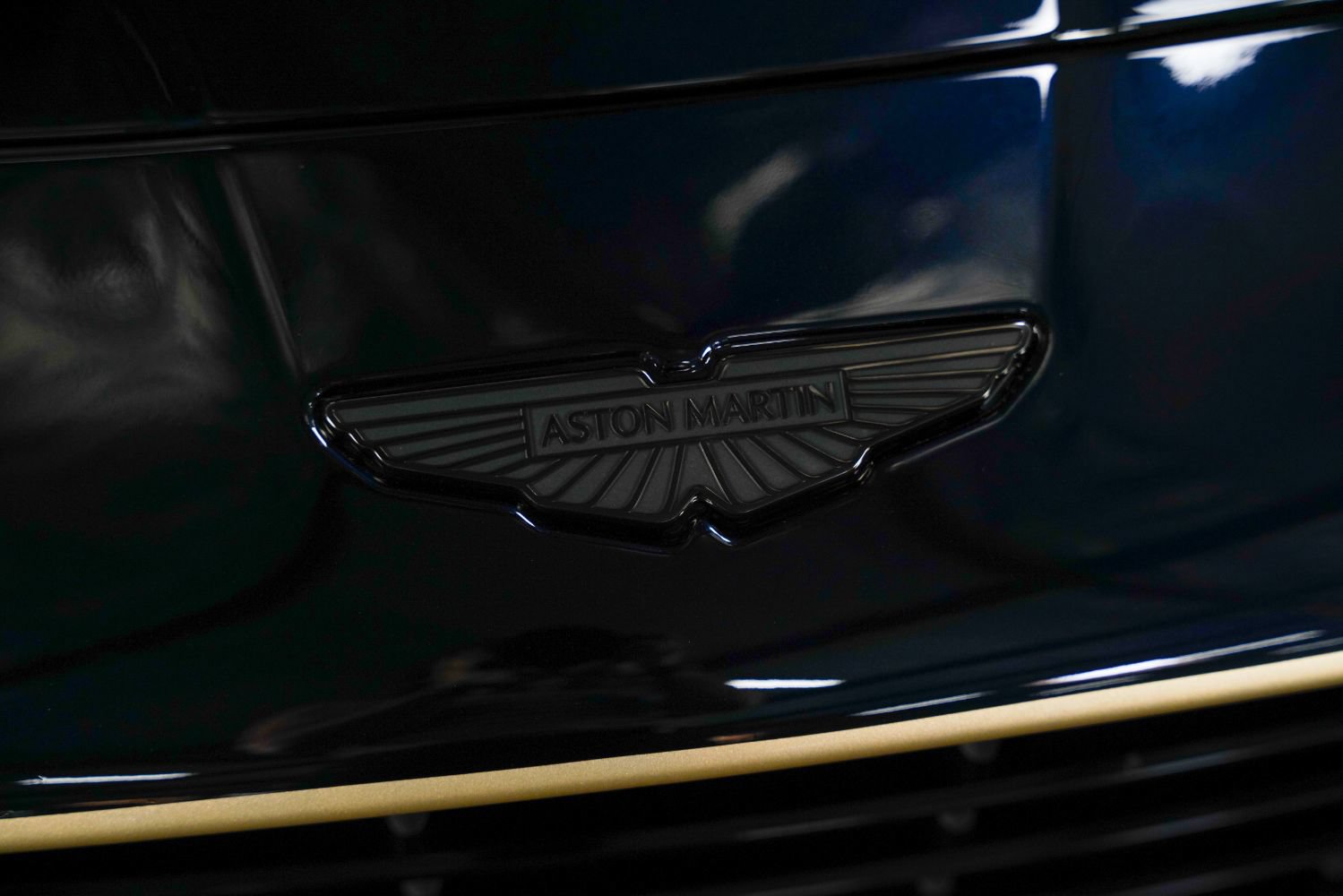 Used 2025 Aston Martin Vanquish RWD image 13