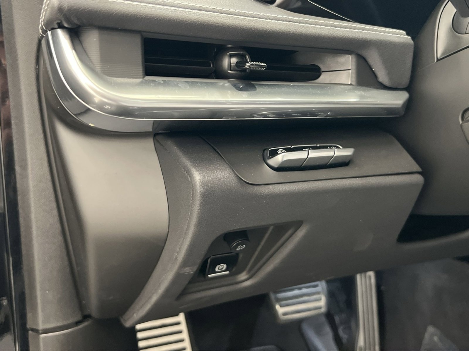 Used 2025 Chevrolet Corvette Stingray w/ Battery Protection Package image 27